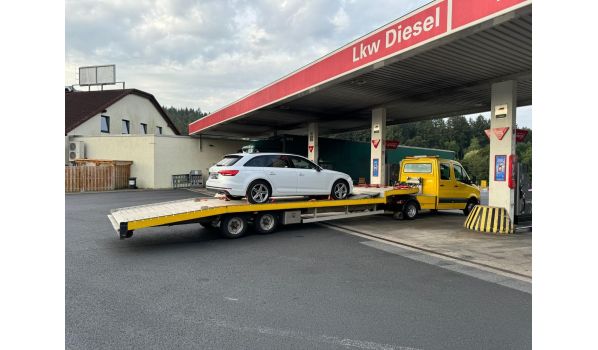 In 9220 Aalborg Øst - Abschleppdienst für einen PKW. Effizienter Service für Fahrer nahe der Straßen 55 und 180.