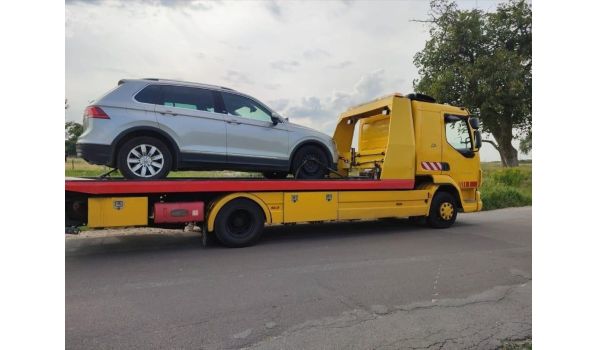 In 8723 Løsning - Abschleppdienst für einen PKW. Effizienter Service für Autofahrer nahe der Straßen 18 und 190.