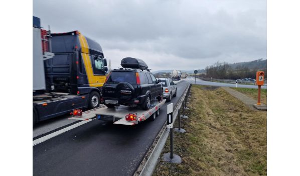 In Wien 1210 1210- Abschleppdienst für einen PKW. Effizienter Service für Autofahrer in der Nähe der Straßen S1 und B14.