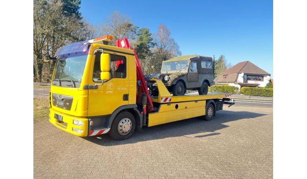 In Langenlois 3550- Abschleppdienst für einen PKW. Effizienter Service für Autofahrer in der Nähe der Straßen S33 und B3.