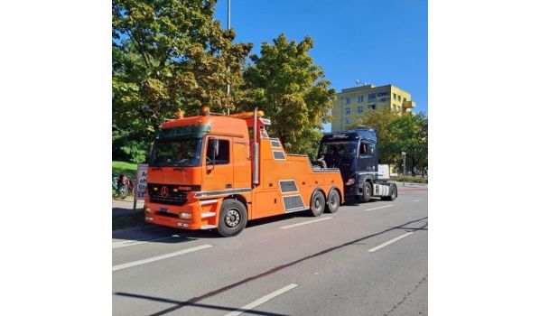 LKW-Abschlepp in Gebirge 2345 in der Nähe der Autobahn A2. Schnelle Hilfe bei Pannen auf einer wichtigen Strecke.