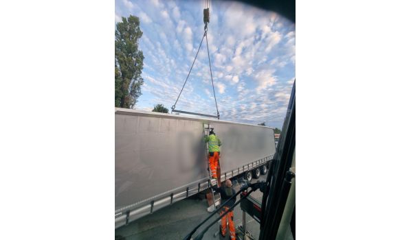 LKW-Abschleppdienst in Glanerbrug, 7511 nahe der Autobahn A1. Schnelle Hilfe bei Pannen auf einer wichtigen Strecke.