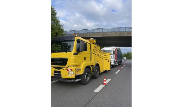 LKW-Abschleppdienst in Szczerców, 97-420 nahe der Autobahn A1. Schnelle Hilfe bei Pannen auf einer wichtigen Strecke.