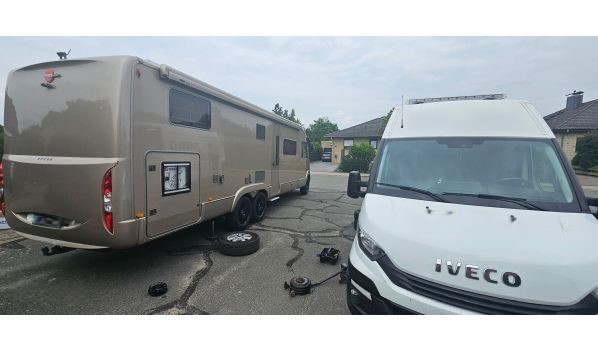 41-940 Piekary Śląskie, Auflieger Reifendienst mit der Größe 385/55 R22.5 auf dem Standstreifen