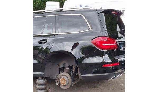 51-180 Wysoka, mobiler Reifendienst für ein Fahrzeug auf einem Parkplatz 