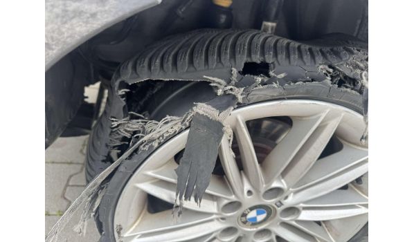 81-198 Kosakowo, mobiler Reifendienst für ein Fahrzeug nach Reifenpanne auf einem Parkplatz 