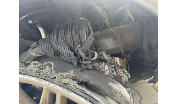 44-218 Łabędy, mobiler Reifendienst für ein Fahrzeug mit Reifendefekt auf einem Parkplatz 