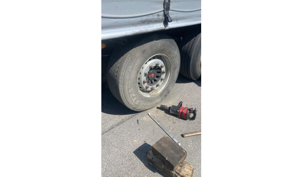 22-500 Hrubieszów, Auflieger Reifenwechsel auf dem Parkplatz mit der Größe 445/65 R22.5