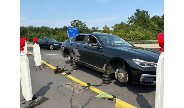 18-450 Jedwabne, mobiler Reifendienst für ein Fahrzeug am Straßenrand 