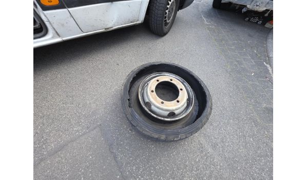 39-300 Kolbuszowa, Lkw Reifenwechsel auf dem Parkplatz mit der Größe 315/70 R22.5