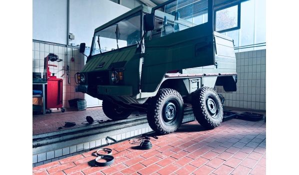 63-200 Odolanów, Reifenwechsel für eine Zugmaschine auf dem Parkplatz 