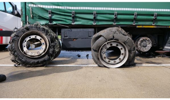 27-500 Kunów, Auflieger Reifenwechsel nach Panne mit der Größe 445/65 R22.5