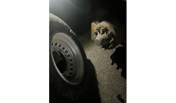 27-200 Ćmielów, Auflieger Reifenwechsel mit der Größe 385/55 R22.5 am Straßenrand