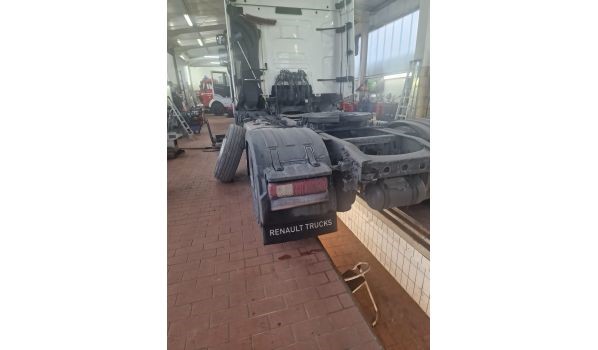 27-600 Starachowice, Lkw Reifendienst mit der Größe 305/70 R22.5 auf dem Parkplatz