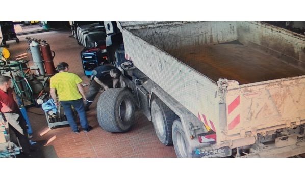 37-710 Medyka, Lkw Reifenwechsel mit der Größe 315/60 R22.5 auf dem Parkplatz