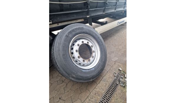 08-120 Mordy, Auflieger Reifenwechsel mit der Größe 385/55 R22.5 am Straßenrand