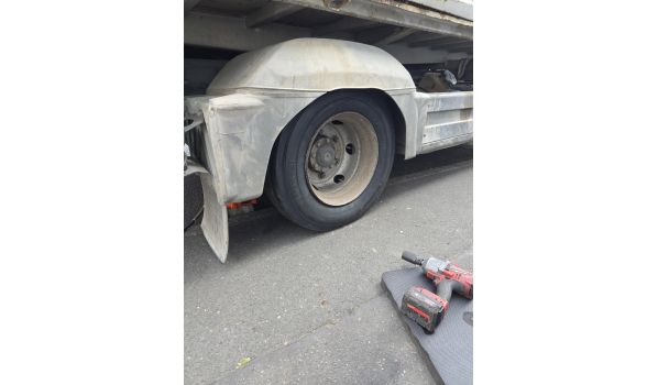 41-600 Świętochłowice, mobiler Reifendienst für einen Lkw mit der Größe 315/75 R22.5 auf dem Parkplatz