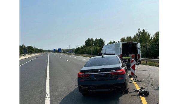 33-140 Wierzchosławice, mobiler Reifendienst für ein Fahrzeug am Straßenrand 