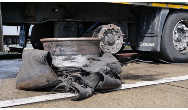 52062 Aachen, Reifentausch für einen geplatzten Reifen der Größe 205/75 R17,5