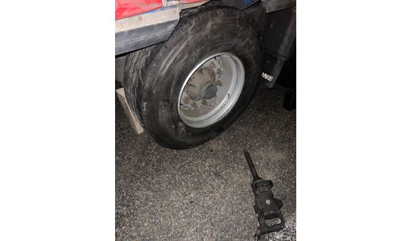 86368 Gersthofen, Lkw Reifenwechsel mit der Größe 315/70 R22.5 auf dem Standstreifen