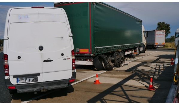 91257 Pegnitz Mobiler Reifendienst für einen Trailer auf dem Parkplatz