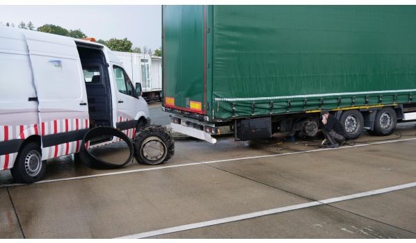 40724 Hilden, Auflieger Reifentausch auf dem Parkplatz