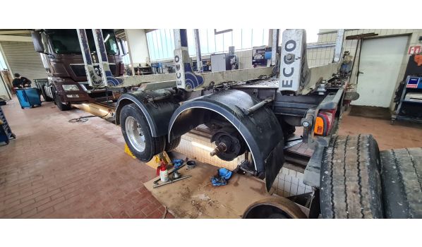 27612 Loxstedt, Auflieger Reifendienst für einen Autotransporter am Straßenrand