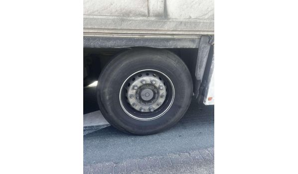 63128 Dietzenbach, Lkw Reifenwechsel auf dem Standstreifen