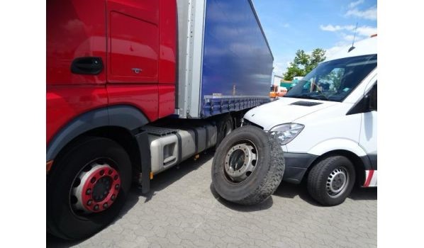 50181 Bedburg, Mobiler Reifendienst für einen schrägliegenden Lkw innerorts