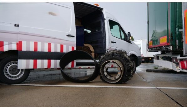 31008 Elze, Auflieger Reifenwechsel auf dem Parkplatz