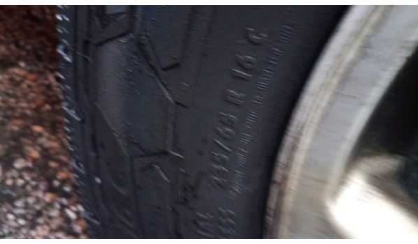 31552 Rodenberg, mobiler Reifendienst mit plattem Reifen auf dem Supermarktparkplatz