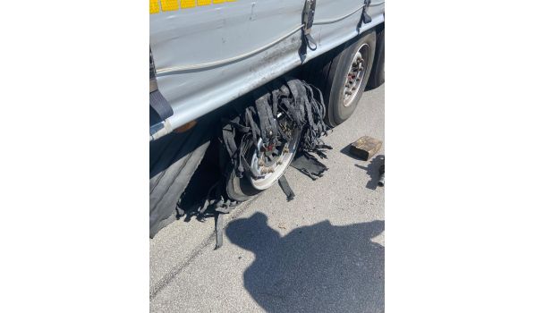 40822 Mettmann, Auflieger Reifenwechsel auf dem Parkplatz