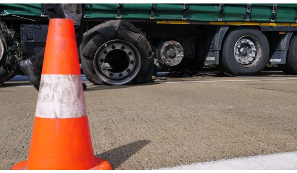 31157 Sarstedt, Tieflader Reifenwechsel mit Be- und Entladung