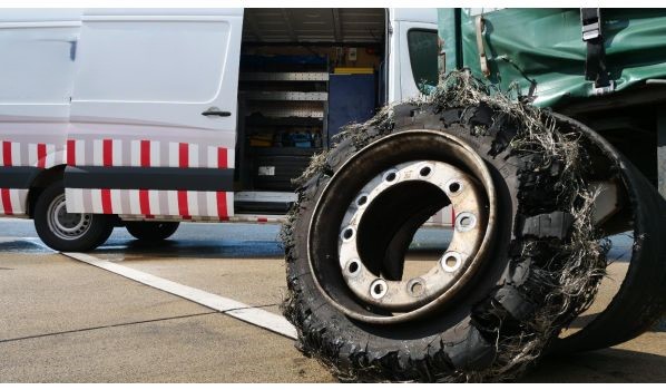 45549 Sprockhövel, Auflieger Reifenwechsel auf dem Parkplatz