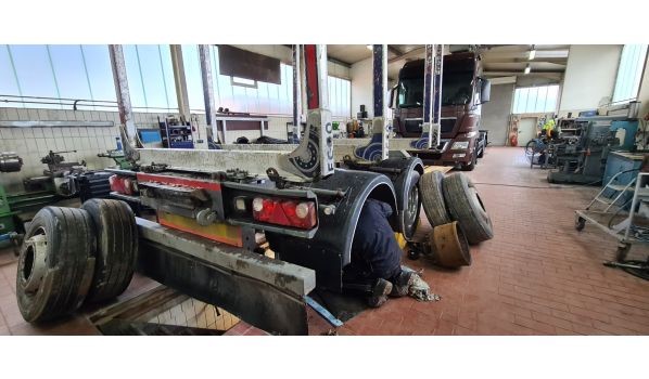 66871 Pfeffelbach, Auflieger Felgentausch vor Ort