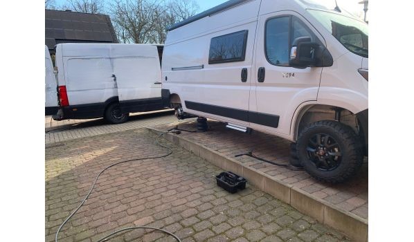 47906 Kempen, mobiler Reifendienst bei plattem Reifen vor dem Wohnhaus