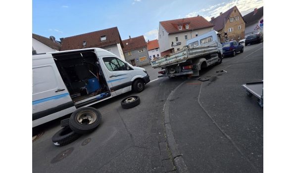 84405 Dorfen, mobiler Reifendienst mit plattem Reifen vor dem Wohnhaus