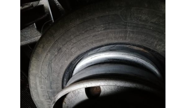 30926 Seelze, Reifenwechsel mit der Größe 245/40 R18 auf dem Parkplatz