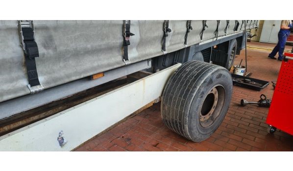 04435 Schkeuditz, Auflieger Reifenwechsel neben der Fahrbahn