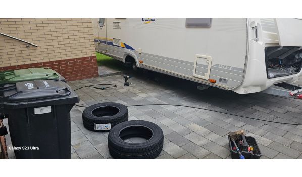 23689 Ratekau, Wohnmobil Reifendienst auf dem Parkplatz, Radtausch nach zwei Platzern