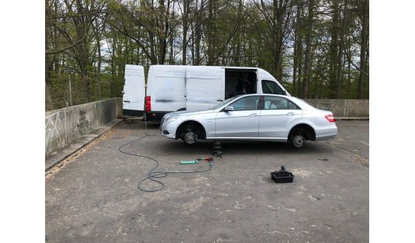 23730 Schashagen, mobiler Reifendienst auf einem Parkplatz