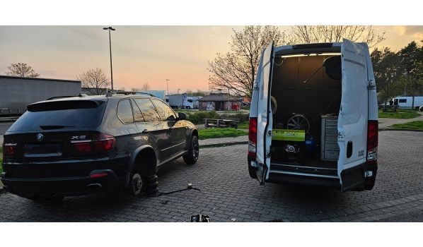 51688 Wipperführt, mobiler Reifendienst für einen BMW X5 mit einem Platten auf dem Parkplatz