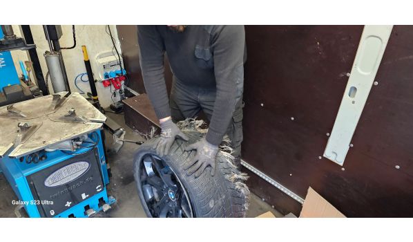 57413 Finnentrop, BMW Reifenwechsel mit Reparaturen von Pannenschäden in der Werkstatt