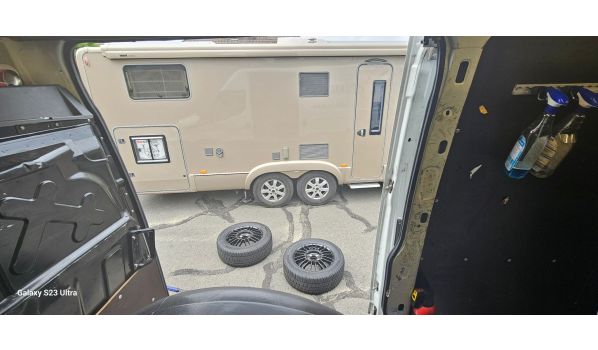 59368 Werne, Kleintransporter Reifenwechsel auf dem Parkplatz