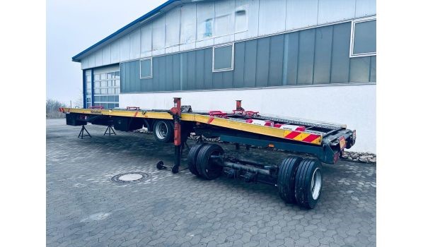 35108 Allendorf (Eder), Auflieger Reifenwechsel an einem Krone Modell