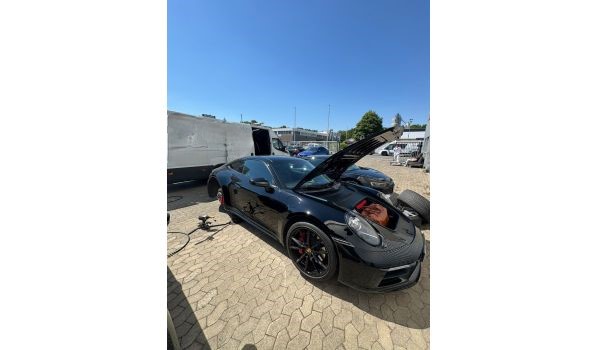 46514 Schermbeck, Luxusauto Reifenwechsel an einem Lamborghini auf dem Parkplatz