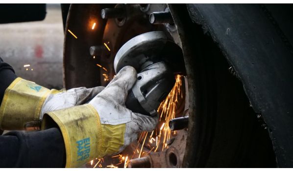 47918 Tönisvorst, Felgenwechsel an einem BvP Auflieger