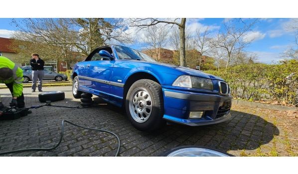 47178 Walsum, mobiler Reifendienst für einen BMW auf der Autobahn