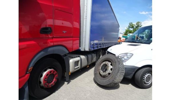 24241 Sören, mobiler Reifendienst für einen Volvo FH auf dem Standstreifen