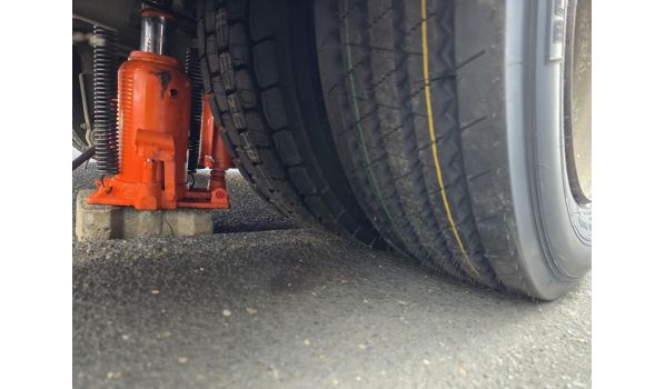 25355 Barmstedt, Auflieger Reifenwechsel am Standstreifen